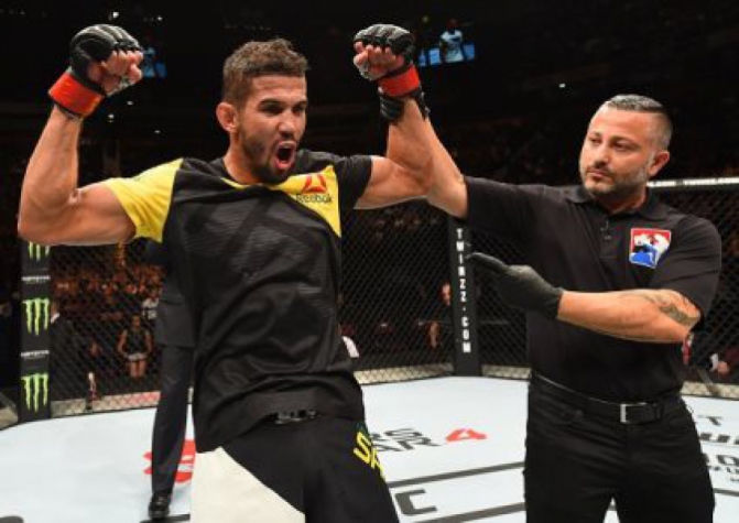 Léo Santos derrotou Adriano Martins na decisão dividida dos juízes