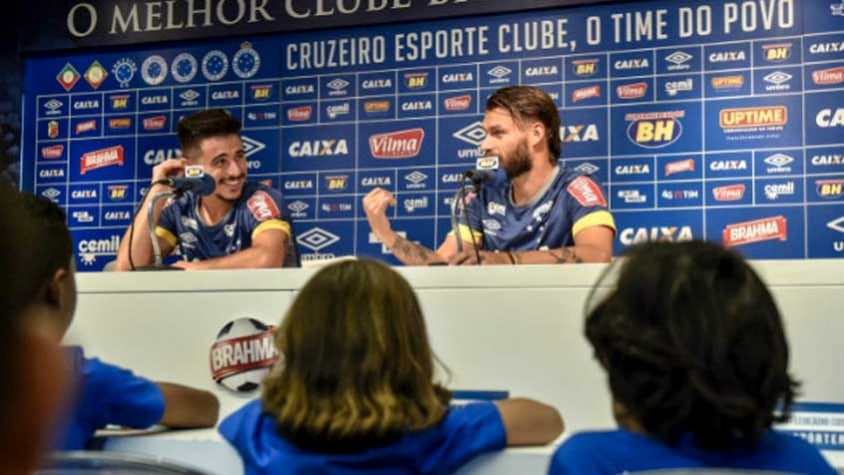 Rafael Sóbis e Willian são entrevistados por repórteres mirins