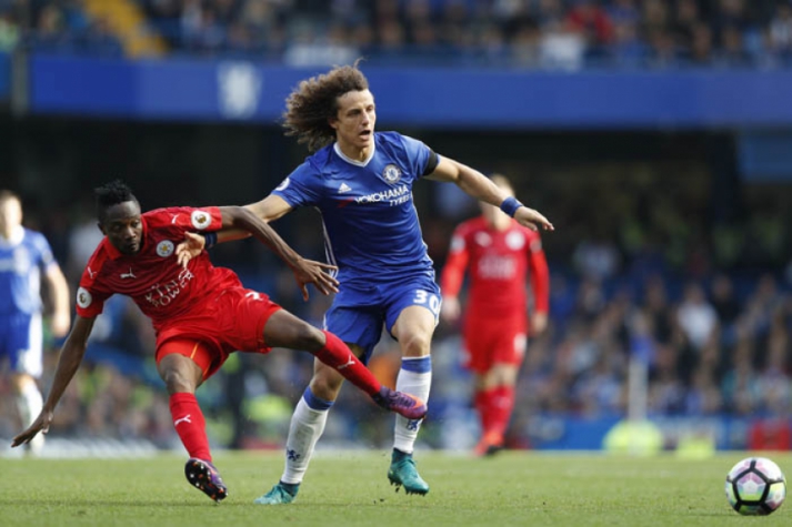 Chelsea x Leicester - David Luiz em disputa de bola