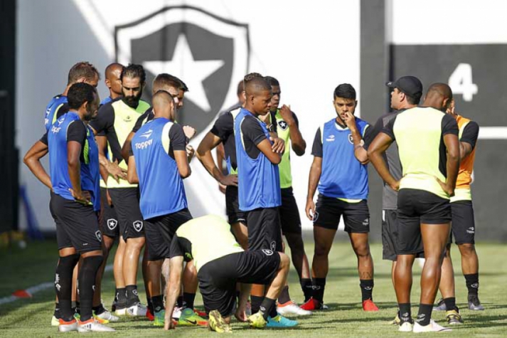 Treino no Botafogo, em General Severiano - Jogadores reunidos