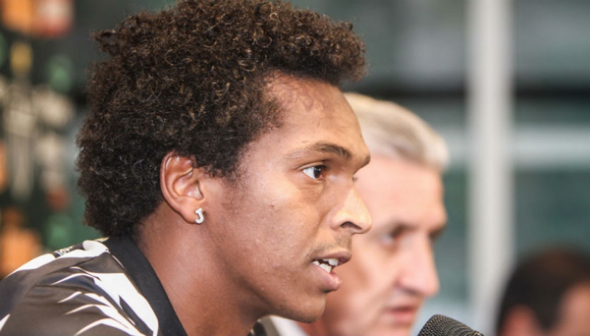 Na mesma hora do Timão, Jô chega a SP e já fala em 'dar alegrias à torcida'