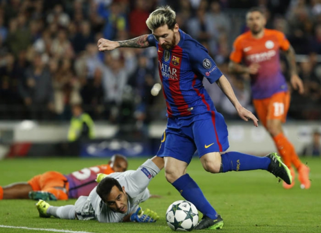 Messi passa pelo goleiro do Manchester City antes de rolar para o gol na goleada do Barcelona