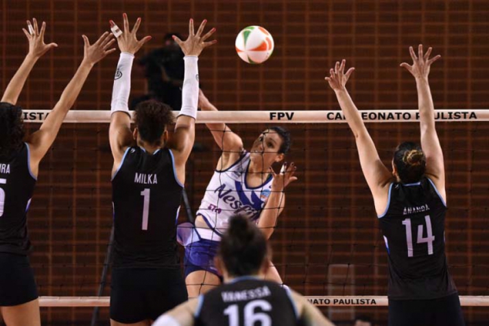 Pinheiros x Vôlei NestléTandara enfrenta bloqueio