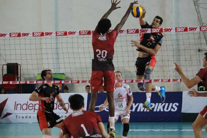 Vôlei Brasil Kirin vira e começa Superliga com vitória fora de casa