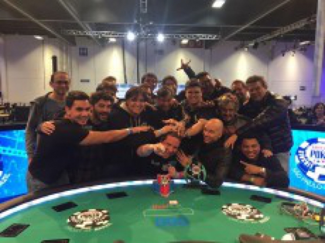 Torcida festeja com Bruno Foster e Fernando Xuxa Scherer o torneio do WSOP