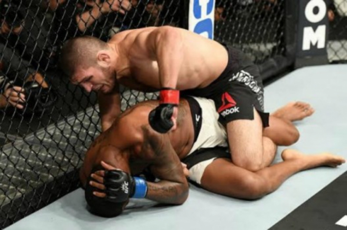 Khabib Nurmagomedov finalizou Michael Johnson com uma kimura no 3R