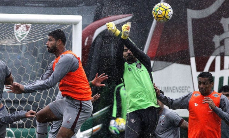 Treino do Fluminense debaixo de muita chuva nesta segunda-feira