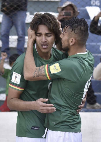 Marcelo Moreno chora ao anotar o gol da BolÃvia contra o Paraguai