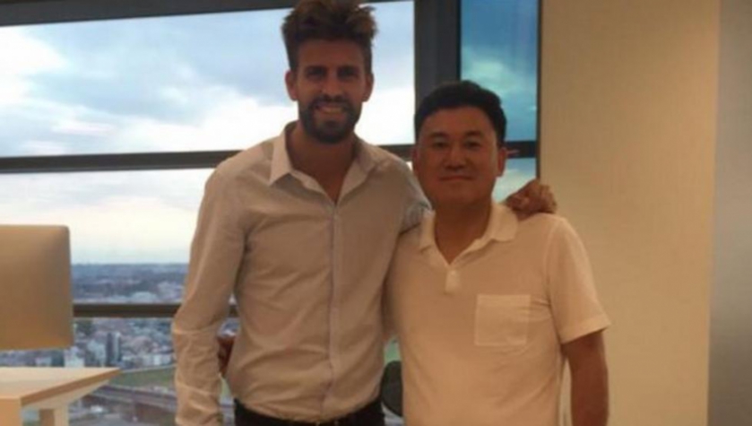 Piqué ao lado de Hiroshi Mikitani, presidente de Rakuten (Foto: Reprodução / Twitter)