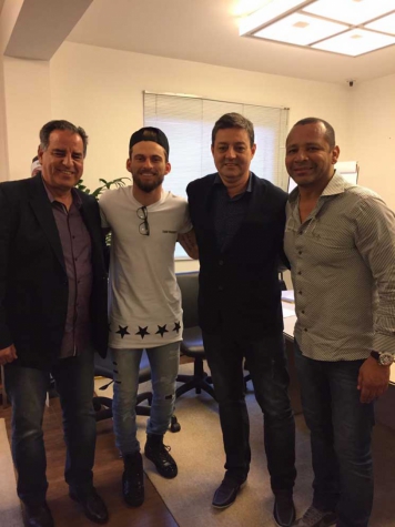 Lucas Lima assinando contrato com o pai do Neymar