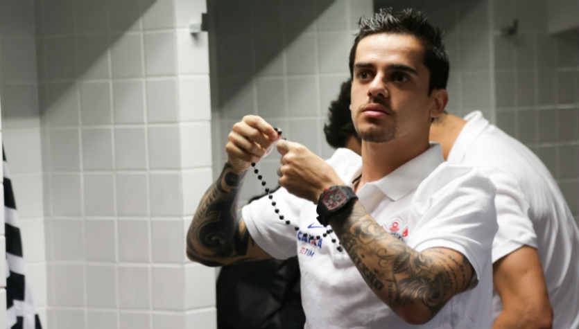Corinthians terá Jadson, mas Fagner está suspenso de duelos contra La U