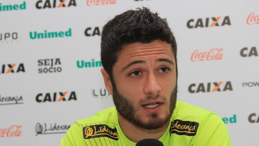 Guilherme Morassi demonstra insatisfação em coletiva