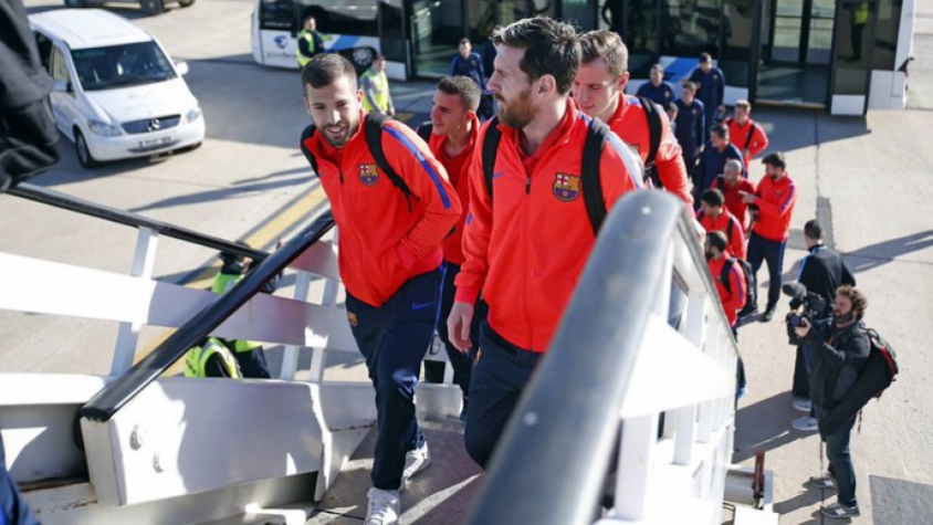 Jogadores do Barcelona embarcam para Doha