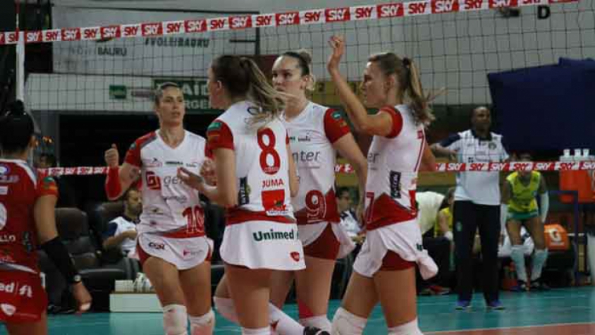 Equipe bauruense superou o time candango por 3 sets a 0 e alcançou a sétima vitória consecutiva