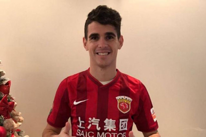 Oscar vestindo a camisa do Shanghai