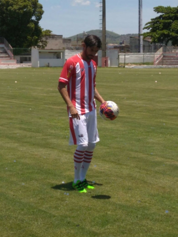 Loco Abreu bateu bola no gramado