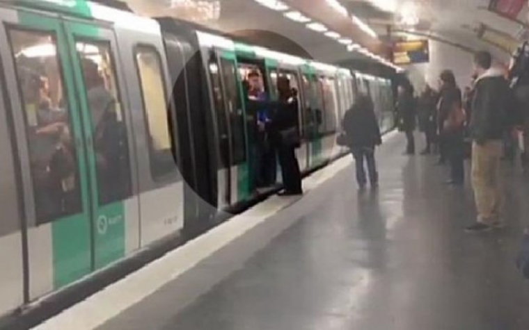 Torcedores do Chelsea ofendem homem no metrô de Paris