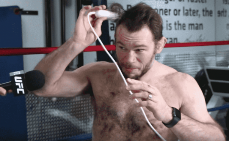 Forrest Griffin cumpriu promessa e teve de raspar o cabelo
