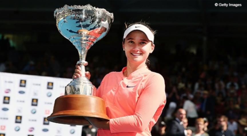 Lauren Davis ergue a taça do WTA de Auckland
