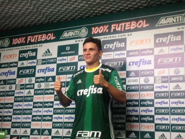 Raphael Veiga atende pedido do avô e revive época de torcedor no Palmeiras