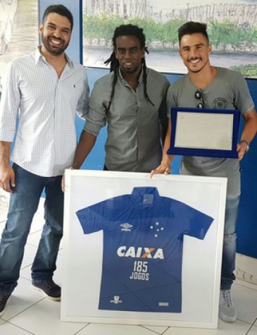 Willian se despede do Cruzeiro e recebe homenagem do clube