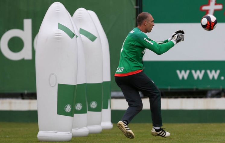 Técnico do Palmeiras mantém dúvida sobre goleiro e centroavante 