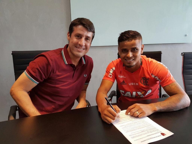 Everton, ao lado de seu empresário, assina renovação com o Flamengo (Divulgação)