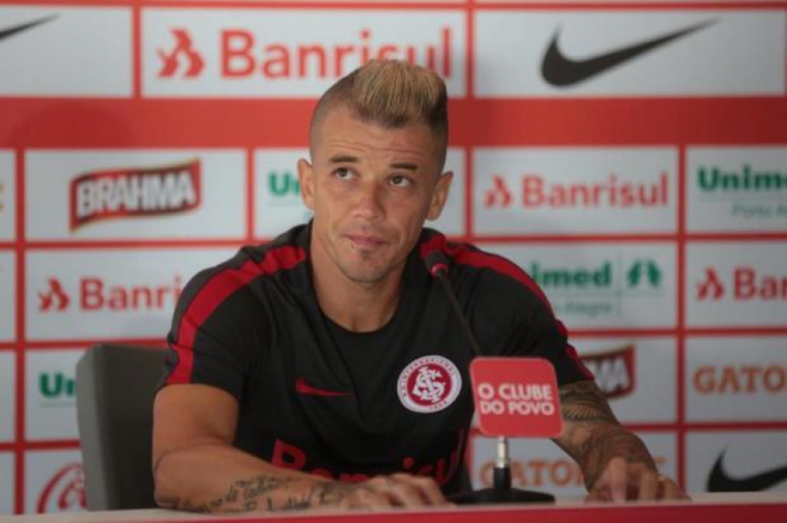 D'Alessandro: "Colorados, botem a camisa amanhã, pois existe um hegemonia neste estado e é nossa" Resultado de imagem para coletiva d'alessandro