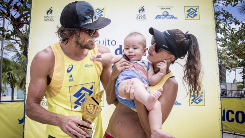 Jeremy e Maria Clara com o pequeno Joaquim