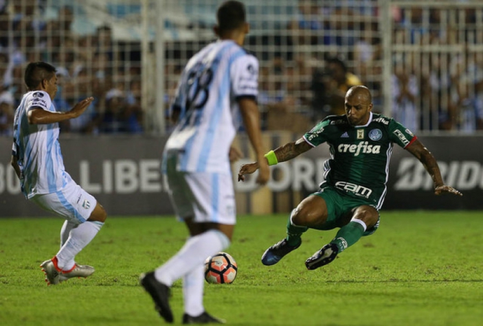 Sem fazer faltas, Felipe Melo se destaca na estreia pela Libertadores