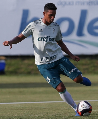 Zagueiro cita apoio do elenco para corresponder como titular