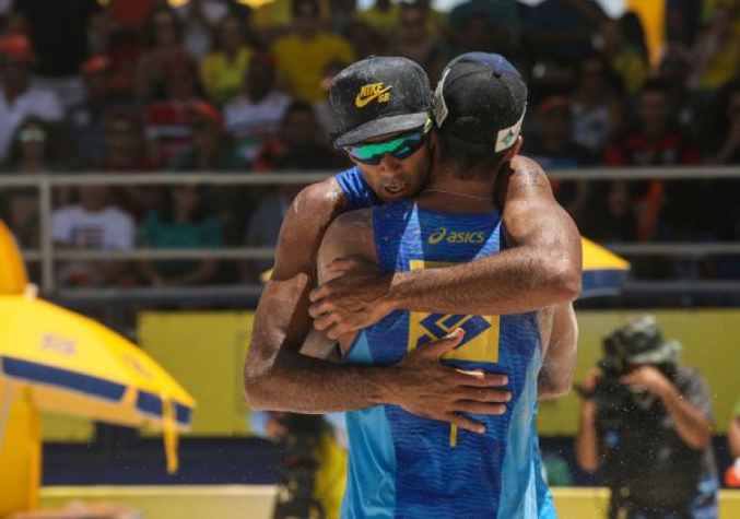 Pedro (frente) abraça Guto após a conquista da medalha de ouro