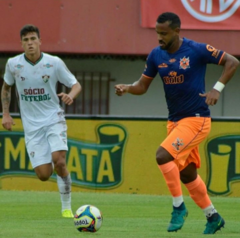 Zagueiro Bruno, do Nova Iguaçu, em jogo contra o Fluminense