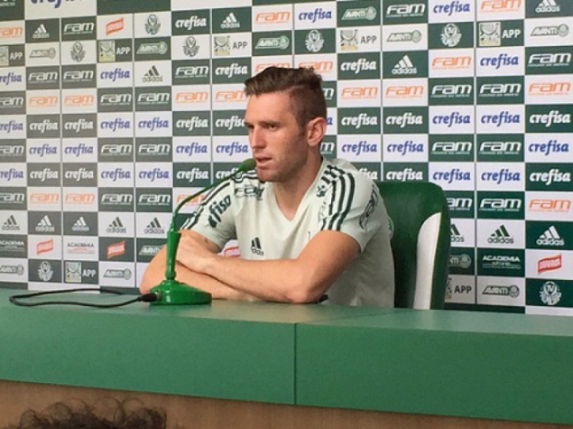 Fabiano cita 'grupo fechado' e espera cobrança maior com invencibilidade