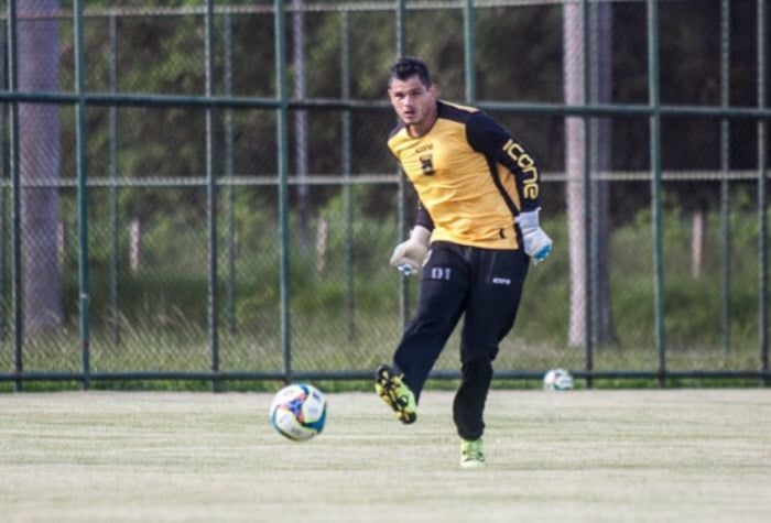 Goleiros Gustavo em treino pelo Volta Redonda