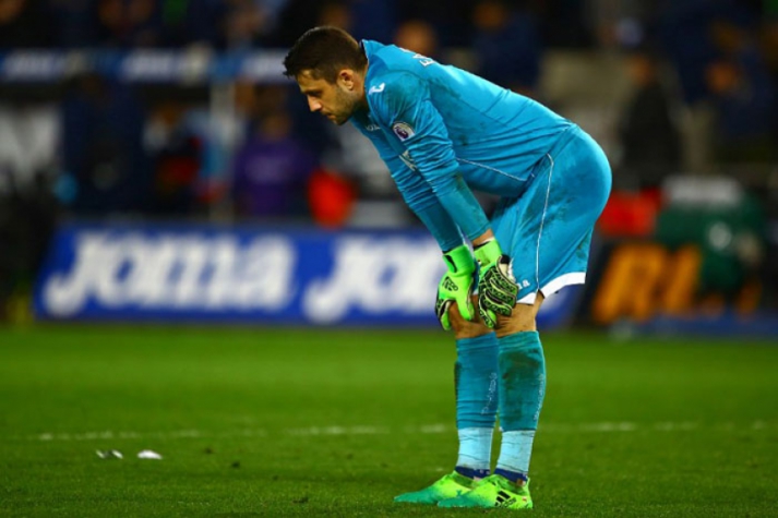 O goleiro Lukasz Fabianski, do Swansea, fica desolado após sofrer um gol do Tottenham, que ganhou por 3 a 1