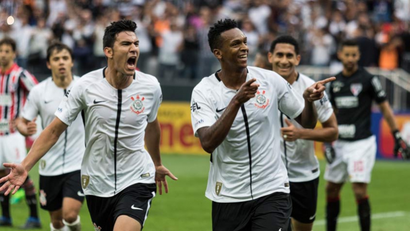 Jô celebra mais um gol em clássico e sua presença no duelo: 'Coisa de Deus'