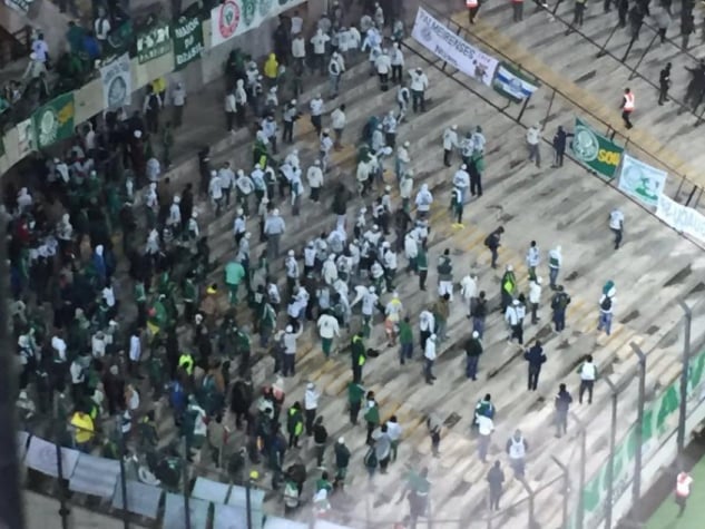 Torcidas de Peñarol e Palmeiras entram em confronto após o 2ºgol