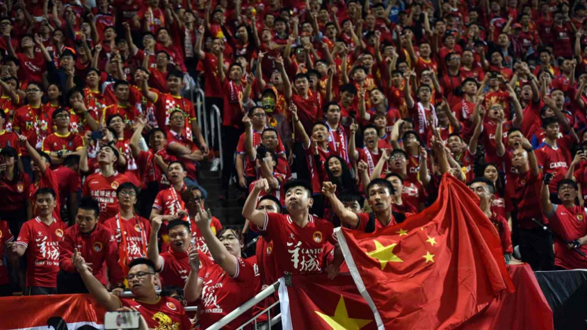 Protesto de torcedores no jogo entre Guangzhou Evergrande e Eastern de Hong Kong