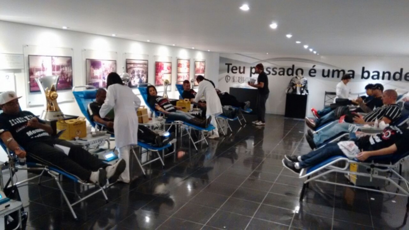 Torcedores doam sangue no Memorial Corinthians, no Parque São Jorge (foto: Divulgação/Corinthians)
