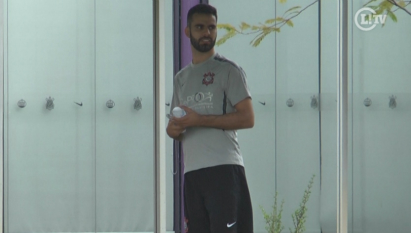 Em meio à busca por zagueiro, Timão recebe ex-São Paulo para tratar lesão