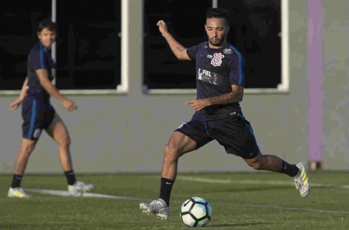 Regularizado, Clayson vira opção de Carille em Goiânia; veja relacionados