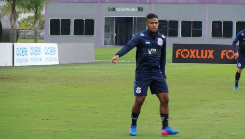 Base forte! Jovens 'invadem' treino do Corinthians em semana de clássico