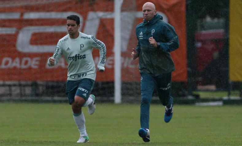 Jean treina, e Cuca deixa dúvidas nas laterais do Palmeiras