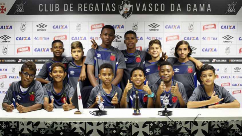 Vasco realiza media training com as categorias iniciais