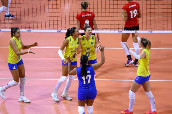 Brasil celebra ponto (Divulgação/FIVB)