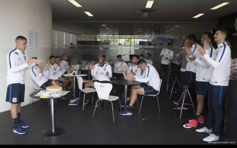 Elenco do Corinthians comemora aniversário de Gabriel com pagode