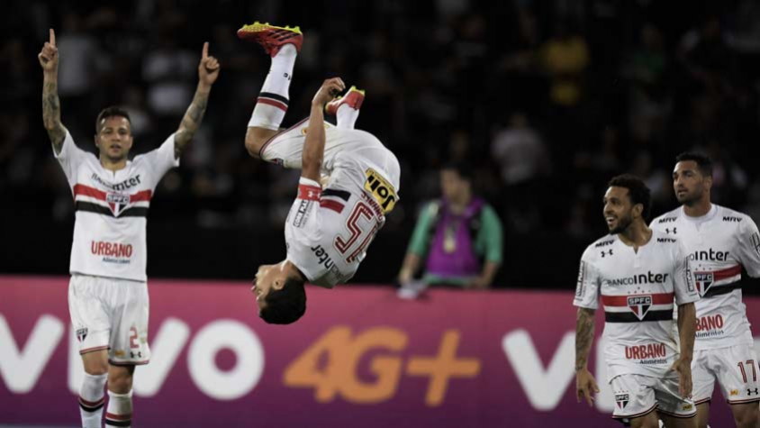 Resultado de imagem para cambalhota hernanes gol contra botafogo