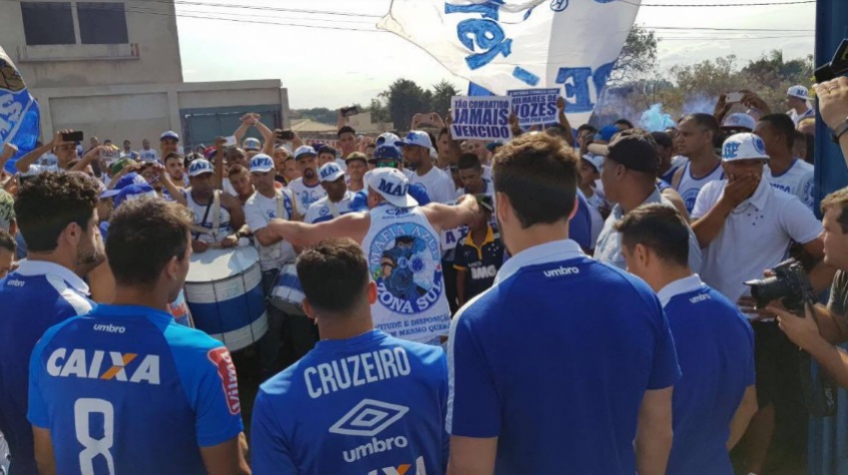Torcidas do Cruzeiro se reúnem na Toca da Raposa ll em apoio ao time
