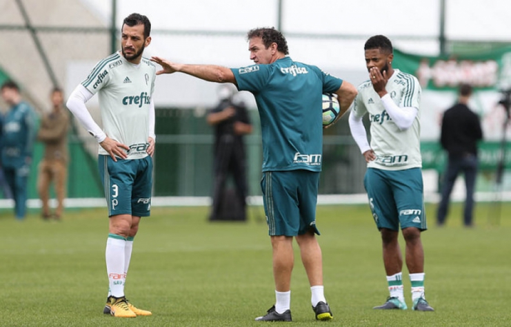 Cuca monta time titular e faz testes em treino do Verdão contra o 'Galo'